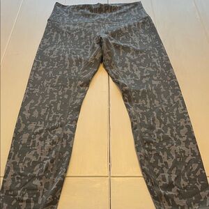 Lululemon/Leggings 7/8 length/6/Dark gray and light gray/EUC